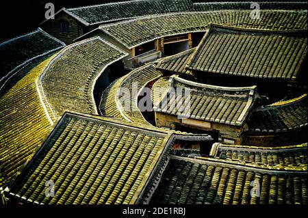 Dächer der traditionellen Hakka irdenen Häuser in der Provinz Fujian, in der Nähe der Tulou, Xibei (China). Als UNESCO-Weltkulturerbe erklärt Stockfoto