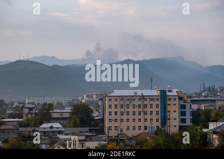 STEPANAKERT, BERG-KARABACH - NOVEMBER 06: Rauch steigt nach dem Beschuss Aseris während eines militärischen Konflikts zwischen armenischen und aserbaidschanischen Truppen in Stepanakert, der de facto Hauptstadt der selbsternannten Republik Arzakh oder Berg-Karabach de jure Teil der Republik Aserbaidschan am 06. November 202005, 2020. Die Kämpfe zwischen Armenien und Aserbaidschan um Berg-Karabach, auch bekannt als die Republik Arzakh, brachen Ende September in einen sechswöchigen Krieg mit beiden Ländern aus, die sich gegenseitig der Provokation beschuldigten, die Tausende Tote hinterließ. Stockfoto