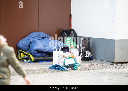 Die Habseligkeiten einer Obdachlosen in der Einkaufsstraße am 27. November 2020 in Münster. Â Verwendung weltweit Stockfoto