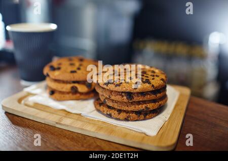 Leckere Plätzchen an der Bar im Café. Verschwommenes Bild, selektiver Fokus Stockfoto