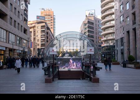 Fußgänger, die entlang der Northern Avenue in der Innenstadt von Jerewan Hauptstadt Armeniens Stockfoto