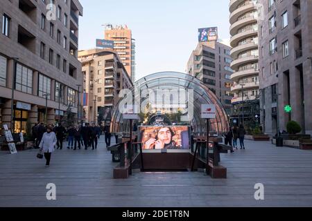 JEREWAN, ARMENIEN - NOVEMBER 10: Fußgänger, die entlang der Nordallee in der Innenstadt von Jerewan Hauptstadt von Armenien Stockfoto