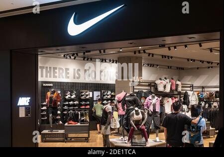 Hongkong, China. November 2020. US-amerikanische multinationale Sportbekleidung Marke Nike Store in Hongkong gesehen. Kredit: SOPA Images Limited/Alamy Live Nachrichten Stockfoto