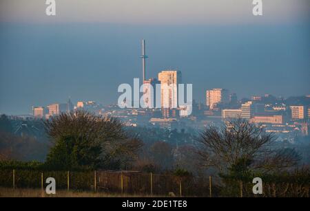 Brighton UK 28. November 2020 - der Aussichtsturm Brighton i360 an der Küste an einem schönen Morgen, wenn die Sonne beginnt, den frühen Nebel zu verbrennen. : Credit Simon Dack / Alamy Live News Stockfoto