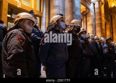 JEREWAN, ARMENIEN - NOVEMBER 10: Die armenische Polizei steht vor der offiziellen Residenz des Ministerpräsidenten von Armenien während einer Protestkundgebung, in der der Rücktritt des armenischen Ministerpräsidenten Nikol Paschinjan gefordert wurde, der die Erklärung zur Beendigung der Feindseligkeiten in der umstrittenen Region Berg-Karabach unterzeichnete und einen bedeutenden Teil der Gebiete in der Region an übergab Aserbaidschan in der Stadt Jerewan Hauptstadt von Armenien Stockfoto