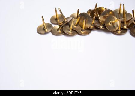 goldene Stifte. Schreibwarenkonzept. Kopierraum. Isoliert. Hochwertige Fotos Stockfoto