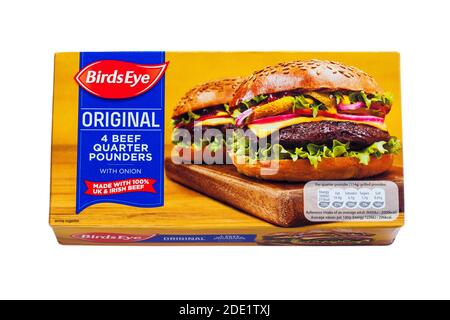 Päckchen Vogelauge Original Beef Viertel pounders mit Zwiebel Hergestellt mit 100% UK & Irish Rindfleisch isoliert auf weiß Hintergrund - BirdsEye Beefburger Stockfoto