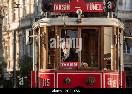 Istanbul, Türkei. November 2020. Ein Fahrer der historischen Straßenbahn trägt eine Gesichtsmaske als Vorsichtsmaßnahme gegen die Ausbreitung der covid-19 fahren entlang Isttiklal Straße in der Nähe von Taksim. Kredit: SOPA Images Limited/Alamy Live Nachrichten Stockfoto