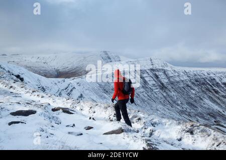 Hillwalker nähert sich Fan y Big. Brecon Beacons National Park. Wales. VEREINIGTES KÖNIGREICH. Corn Du; Pen y Fan und Cribyn in der Ferne. Stockfoto