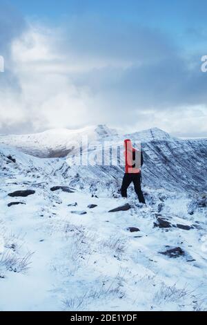 Hillwalker nähert sich Fan y Big. Brecon Beacons National Park. Wales. VEREINIGTES KÖNIGREICH. Corn Du; Pen y Fan und Cribyn in der Ferne. Stockfoto