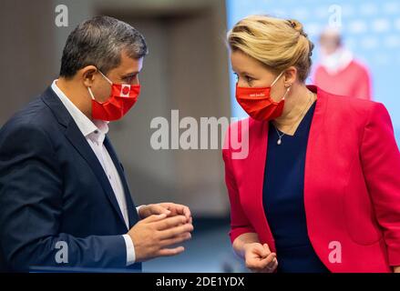 Berlin, Deutschland. November 2020. Raed Saleh (l.) und Franziska Giffey, die neue Vorsitzende der Berliner SPD, sprechen auf dem Parteitag der SPD Berlin miteinander. Angesichts der Coronapandemie hält die Berliner SPD ihre am 28. November 2020 fortgesetzte Parteikonferenz größtenteils online ab. Quelle: Christophe Gateau/dpa/Alamy Live News Stockfoto