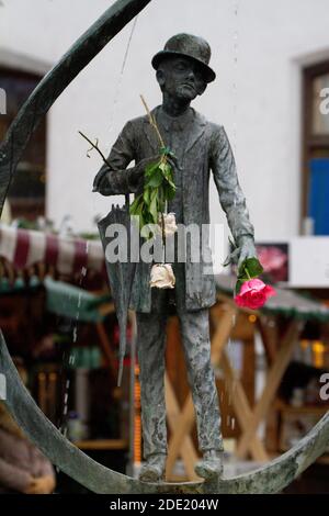 Statue von Karl Valentin Brunnen, einem bayrischen Comedian, Performer, Autor und Filmproduzent (der Charlie Chaplin von Deutschland) im Viktualienmarkt, Münich Stockfoto