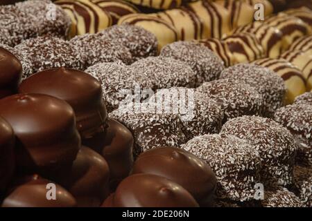 Nahaufnahme einer Vielzahl von Schokolade bedeckt handgefertigten Marshmallow Kuchen, zum Verkauf auf einem Weihnachtsmarkt in München, Deutschland Stockfoto