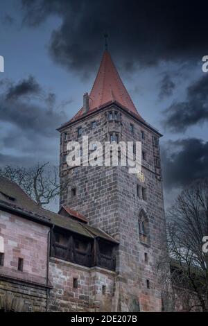 Tiergärtnertorturm, Turm an der Stadtmauer, Nürnberg, Deutschland am frühen Abend gegen einen dramatischen Wolkenhimmel mit Kopierraum Stockfoto