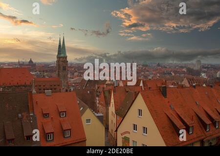 Skyline Blick auf die historische Stadt Nürnberg, Deutschland, beleuchtet in schönem frühen Abend Winterlicht mit dramatischen Wolken, mit Kopierraum Stockfoto