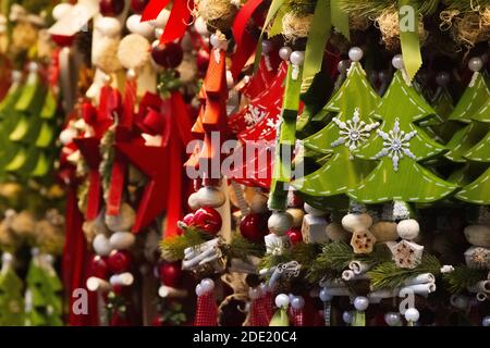 Grüne und rote Weihnachtsdekorationen zum Verkauf auf einem Weihnachtsmarkt in München, Deutschland Stockfoto