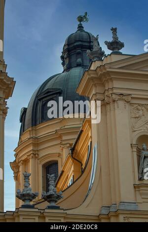 Nahaufnahme eines der Türme der Theatinerkirche, oder Theatinerkirche, vor blauem Himmel am Odeonsplatz, München (München), Deutschland Stockfoto