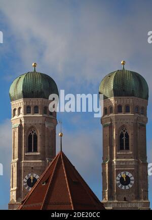 Die Zwillingstürme der Münchner Frauenkirche. Die Frauenkirch ist das Wahrzeichen der bayerischen Stadt. An einem blauen Himmel mit Kopierbereich. Stockfoto