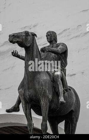 Nahaufnahme der Statue eines Mannes auf dem Pferd in München, mit Kopierraum Stockfoto