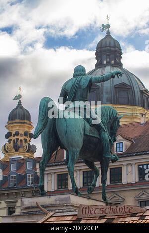 Rückansicht der Reiterstatue von Kurfürst Maximilian I., von Bertel Thorvaldsen, in Wittelsbacherpl, München, mit Kopierraum Stockfoto