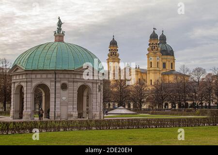 Dianatempel, oder Diana-Tempel, im Münchner Hofgarten, mit der Theatinerkirche, oder Theatinerkirche, im Hintergrund, mit Kopierraum Stockfoto