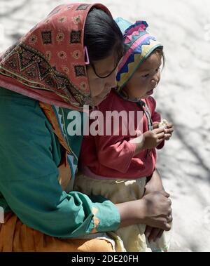 Creel, Chihuahua, Mexiko - 28. April 2011: Tarahumara gebürtige Frau mit ihrem Kind Stockfoto