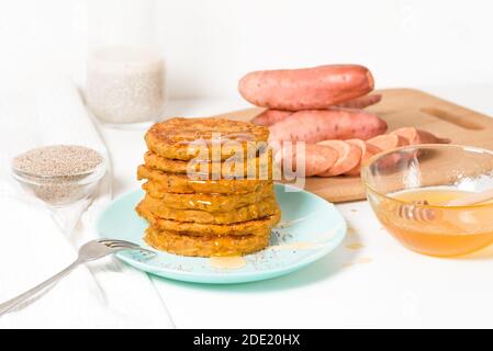 Hausgemachte Herbst Stapel vegetarische Pfannkuchen mit Süßkartoffeln und Chia Samen, kalorienarm Frühstück, kümmert sich um den Körper Stockfoto