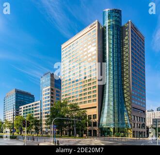 Warschau, Mazovia / Poland - 2020/08/09: Geschäftsbezirk Srodmiescie in der Innenstadt mit Westin Hotel und Atrium Garden plaza at al. Jana Paw Stockfoto