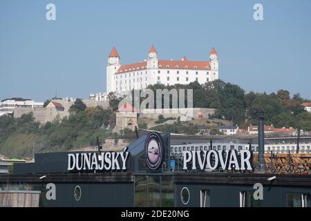 Bratislava Slowakei 21 September 2020: Burg mit schwimmenden Bar im Vordergrund Stockfoto