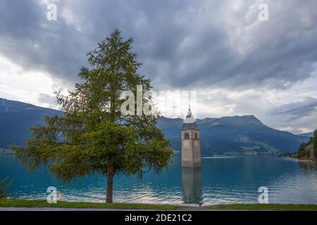 Der Glockenturm der versunkenen Kirche in Curon, Reschensee, Provinz Bozen, Südtirol, Italien. Stockfoto