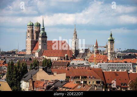 Stadtbild der Münchner Innenstadt mit der Frauenkirche, der Peter-Kirche und dem Neuen Rathaus. Stockfoto