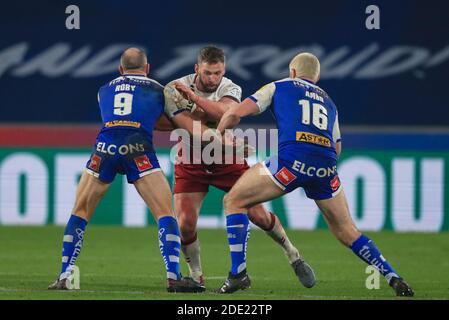 Sean O’Loughlin (13) von Wigan Warriors wird von James in Angriff genommen Roby (9) von St. Helens und Kyle Amor (16) von St. Helens Stockfoto