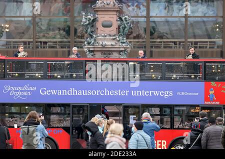 Leipzig, Deutschland. November 2020. Die Hornisten Simen Fegran (l-r), Clemens Röger, Jochen Pless und Bernhard Krug spielen aus dem Konzertbus des Gewandhauses. Mit Konzerten vom offenen Oberdeck des Doppeldeckerbusses will das Gewandhausorchester trotz der koronaischen Verhältnisse Adventsstimmung verbreiten. An allen Sonntagen im Advent werden öffentliche Plätze sowie Altenheime besucht. Quelle: Jan Woitas/dpa-Zentralbild/dpa/Alamy Live News Stockfoto