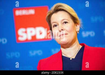 Berlin, Deutschland. November 2020. Franziska Giffey, die neue Vorsitzende der Berliner SPD, steht auf einer Pressekonferenz zur Parteikonferenz der SPD Berlin. Angesichts der Coronapandemie hält die Berliner SPD ihre am 28. November 2020 fortgesetzte Parteikonferenz größtenteils online ab. Quelle: Christophe Gateau/dpa/Alamy Live News Stockfoto