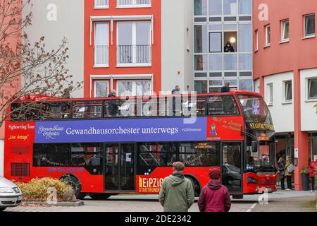 Leipzig, Deutschland. November 2020. Die Hornisten Simen Fegran (r-l), Clemens Röger, Jochen Pless und Bernhard Krug spielen aus dem Konzertbus des Gewandhauses. Mit Konzerten vom offenen Oberdeck des Doppeldeckerbusses will das Gewandhausorchester trotz der koronaischen Verhältnisse Adventsstimmung verbreiten. An allen Sonntagen im Advent werden öffentliche Plätze sowie Altenheime besucht. Quelle: Jan Woitas/dpa-Zentralbild/dpa/Alamy Live News Stockfoto