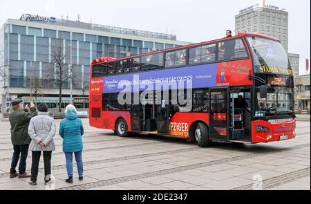 Leipzig, Deutschland. November 2020. Die Hornisten Simen Fegran (l-r), Clemens Röger, Jochen Pless und Bernhard Krug spielen aus dem Konzertbus des Gewandhauses. Mit Konzerten vom offenen Oberdeck des Doppeldeckerbusses will das Gewandhausorchester trotz der koronaischen Verhältnisse Adventsstimmung verbreiten. An allen Sonntagen im Advent werden öffentliche Plätze sowie Altenheime besucht. Quelle: Jan Woitas/dpa-Zentralbild/dpa/Alamy Live News Stockfoto