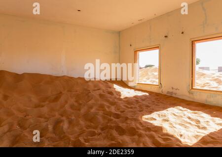 Vernachlässigter Hausinnenraum im Sand im Dorf Al Madam in Vereinigte Arabische Emirate begraben. Stockfoto