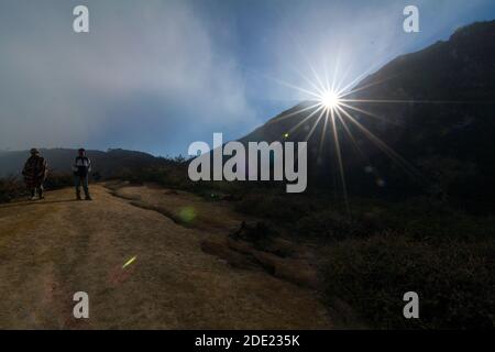 Der Blick vom Gipfel des Ijen Kraters Stockfoto