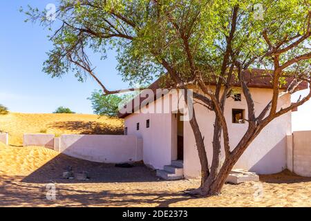 Verlassene Hof und Haus in Sand begraben in Al Madam Geisterdorf in Sharjah, Vereinigte Arabische Emirate. Stockfoto