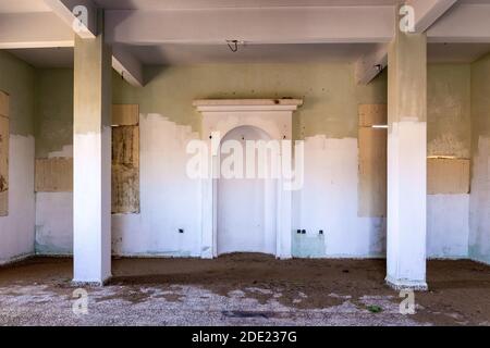 Abgerissene alte Moschee mit Qibla Wand - Mirhab (Nische) in Geisterdorf Al Madam in Sharjah, Vereinigte Arabische Emirate. Stockfoto