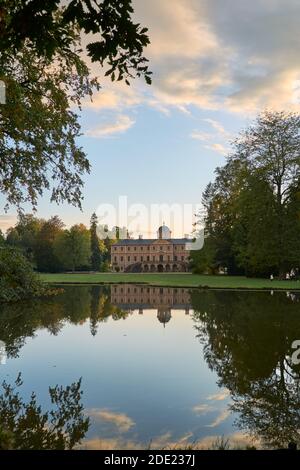 Rastatt Favorite Palace und idyllischer Palastgarten mit Bäumen spiegeln Im Teich bei Sonnenuntergang Stockfoto