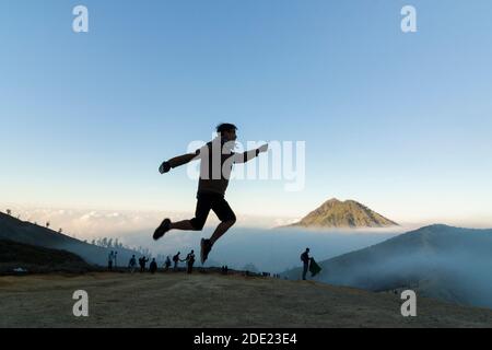 Der Blick vom Gipfel des Ijen Kraters Stockfoto