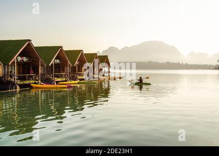 Surat Thani, Thailand - 28 Dezember 2019 - Schwimmende bangalows warten auf Touristen zum Cheow Lan Damm oder Ratchaprapa Dam in der Provinz Surat Thani zu gelangen, Stockfoto