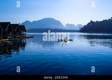 Surat Thani, Thailand - 28 Dezember 2019 - Schwimmende bangalows warten auf Touristen zum Cheow Lan Damm oder Ratchaprapa Dam in der Provinz Surat Thani zu gelangen, Stockfoto