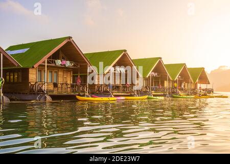 Surat Thani, Thailand - 28 Dezember 2019 - Schwimmende bangalows warten auf Touristen zum Cheow Lan Damm oder Ratchaprapa Dam in der Provinz Surat Thani zu gelangen, Stockfoto