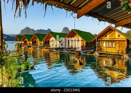 Surat Thani, Thailand - 28 Dezember 2019 - Schwimmende bangalows warten auf Touristen zum Cheow Lan Damm oder Ratchaprapa Dam in der Provinz Surat Thani zu gelangen, Stockfoto