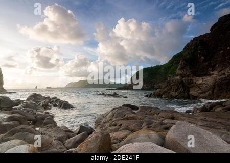 Payangan Beach ist ein Fischerdorf mit traditionellen Booten. Der perfekte Ort, um den Sonnenuntergang zu genießen. Stockfoto