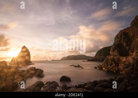 Payangan Beach ist ein Fischerdorf mit traditionellen Booten. Der perfekte Ort, um den Sonnenuntergang zu genießen. Stockfoto