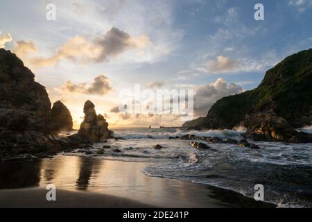 Payangan Beach ist ein Fischerdorf mit traditionellen Booten. Der perfekte Ort, um den Sonnenuntergang zu genießen. Stockfoto