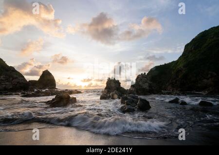 Payangan Beach ist ein Fischerdorf mit traditionellen Booten. Der perfekte Ort, um den Sonnenuntergang zu genießen. Stockfoto